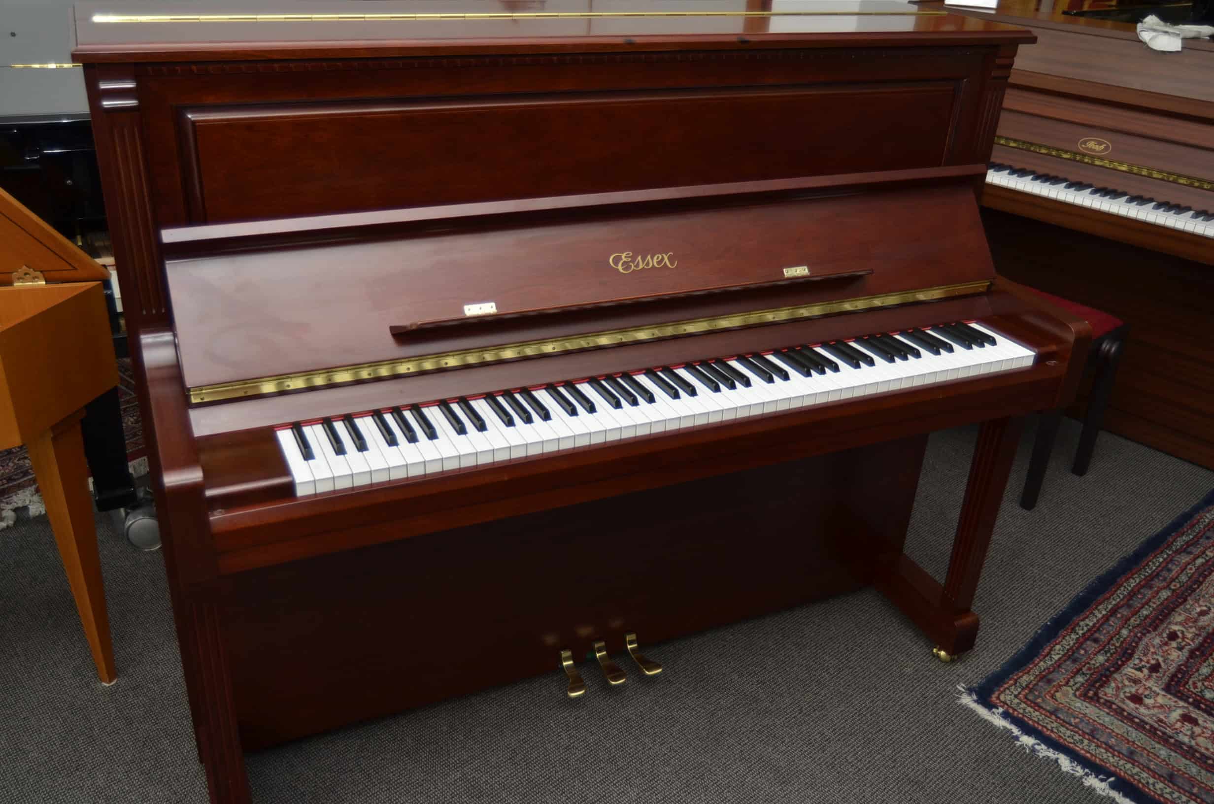 Éssex Klavier Modell 123 in Mahagoni satiniert mit Konsolen und Moderator